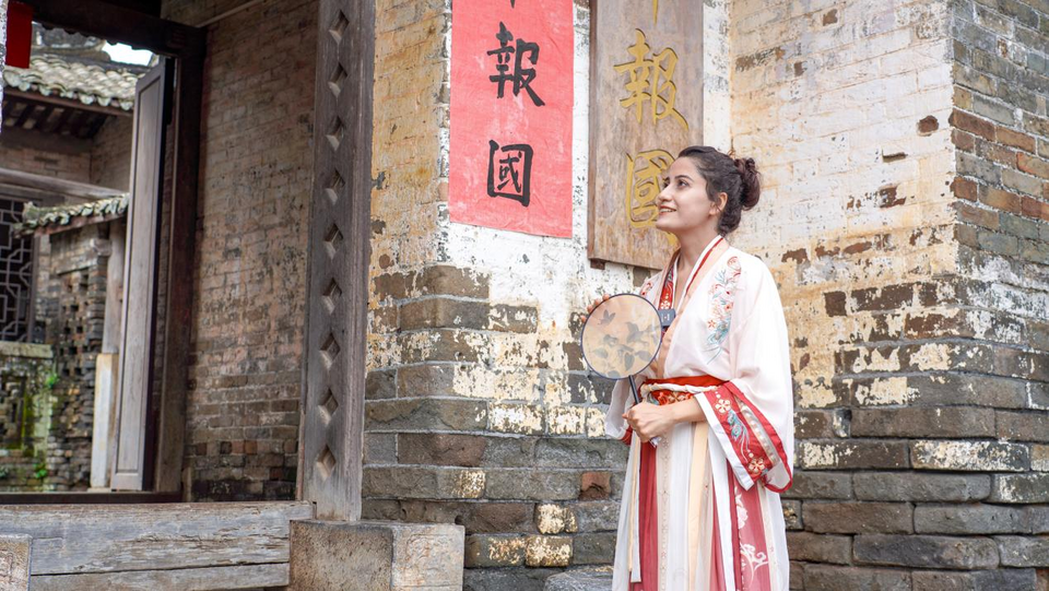 “云说壮美 钦州正当红”｜土耳其网红达人穿汉服打卡“广西楹联第一村”_fororder_图片5