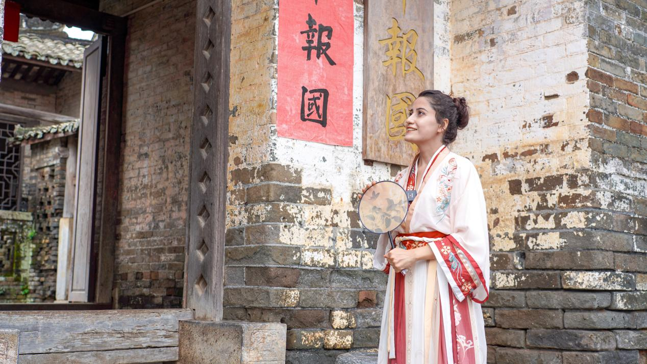“云说壮美 钦州正当红”｜土耳其网红达人穿汉服打卡“广西楹联第一村”_fororder_图片5