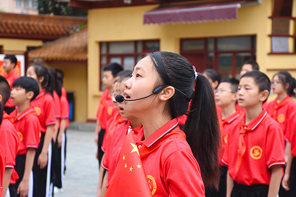 （张）四川省万名青少年夏令营主营暨德阳市分营在中江县开营_fororder_少先队员高唱《我们是共产主义接班人》
