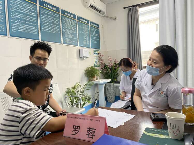 （张）眉山丹棱：医疗卫生下乡 助力现代乡村医疗卫生服务体系建设_fororder_专家看诊现场 供图 丹棱县委宣传部