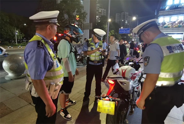 永川交巡警：整治“赛摩”不松懈 严查严护民安_fororder_图片1