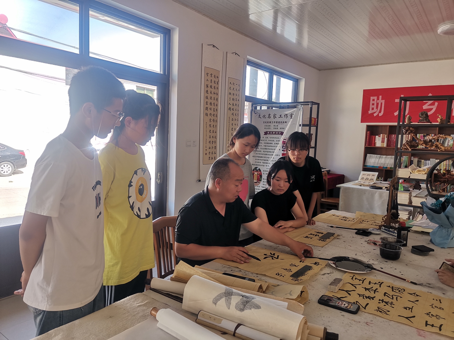 图片默认标题_fororder_学生认真观摩书法 摄影 李晓静