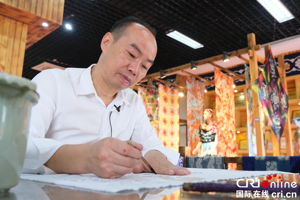 贵州安顺：走进蜡染之乡 看“盛开”的艺术之花_fororder_db6817a56856d520bed697e9efa0b27