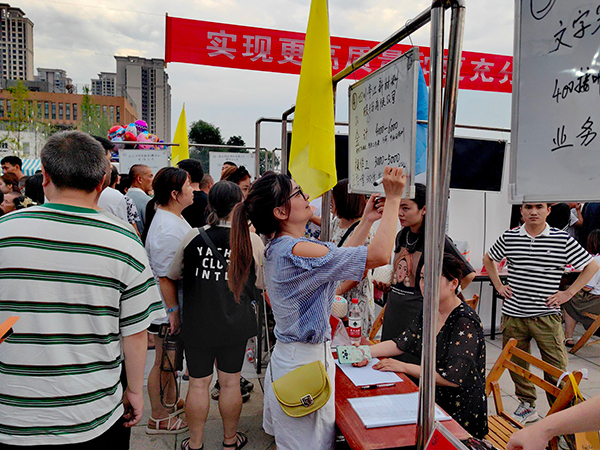 （张）招聘夜市“开张” 企业“挑灯觅才” ——德阳什邡市2023年“夏夜如火·求贤若渴”现场招聘会_fororder_IMG_20230710_091258-1