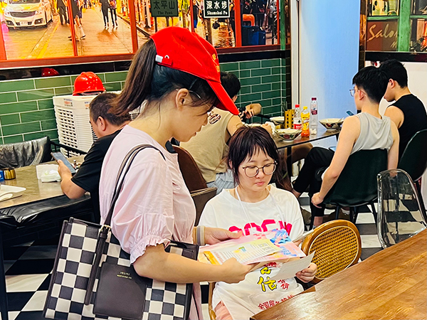 泸州江阳：开展燃气安全知识宣传志愿服务活动_fororder_志愿者发放燃气安全知识宣传单