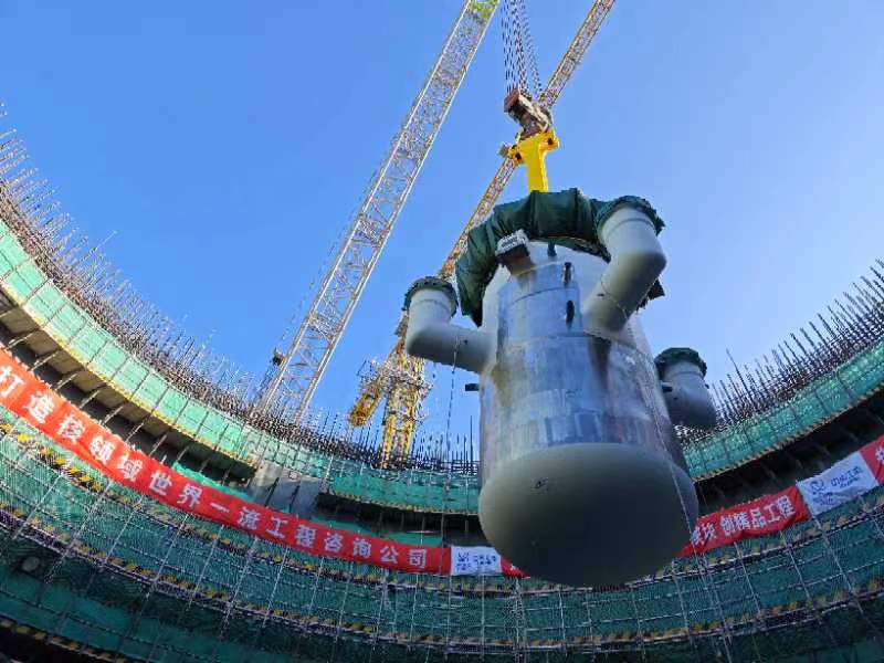 【双碳中国•清洁能源】全球首个！玲龙一号反应堆核心模块吊装就位_fororder_1