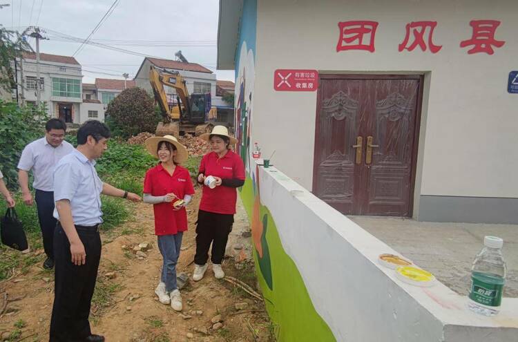 湖北商贸学院师生走进黄土岗村：用艺术墙绘助力乡村振兴