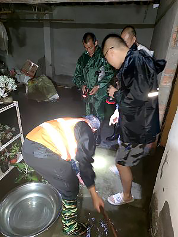德阳绵竹：强降雨来袭 党员干部深夜紧急排险_fororder_mmexport1689300258337