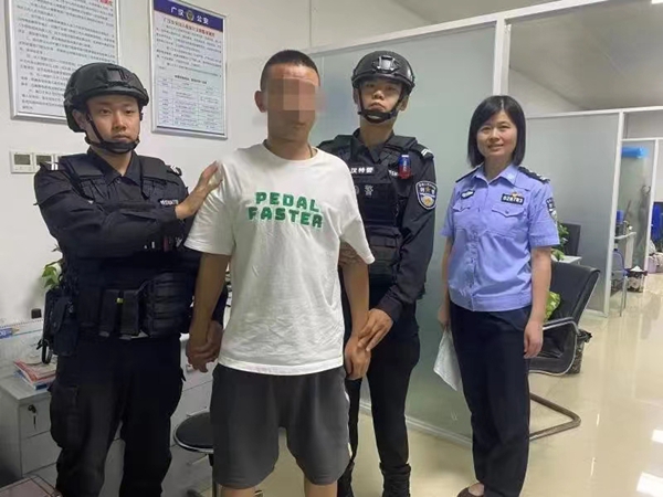 （转载）自投罗网 “逃犯”到窗口办证 广汉公安当场抓获_fororder_1689148057940