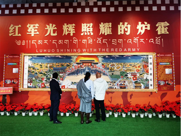 甘孜州炉霍县：146幅红色唐卡首次“集中亮相”_fororder_未标题-2
