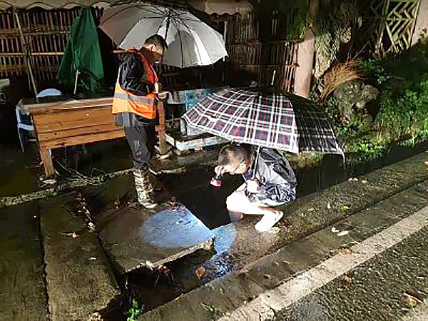 德阳绵竹：强降雨来袭 党员干部深夜紧急排险_fororder_mmexport1689300263164