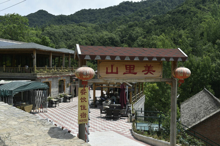 中国故事｜挂在峭壁上的公路