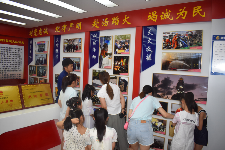 河北平泉：消防站开放日 萌娃“零距离”体验“火焰蓝”_fororder_图片4