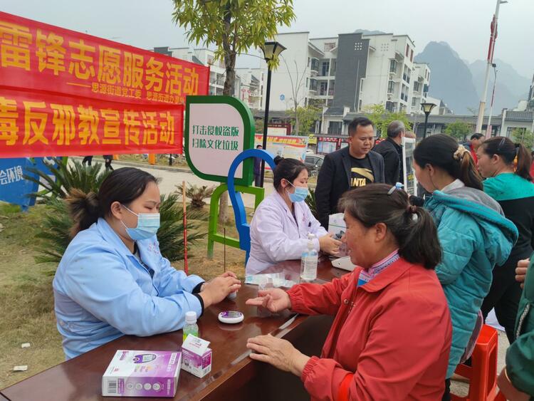 广西凤山：强化后续管理 万名农民变“新市民”_fororder_E304388F-01C7-48E7-B382-2E9129ABAB8A