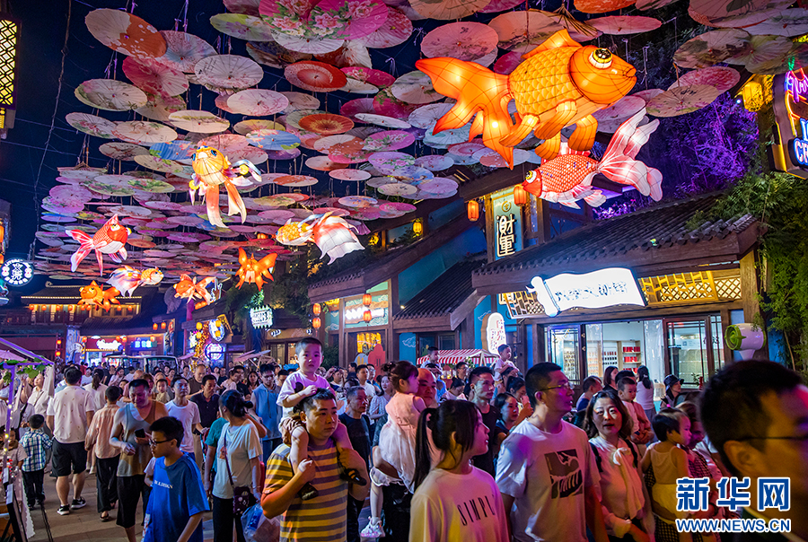 重庆：精彩夜游激活夜经济
