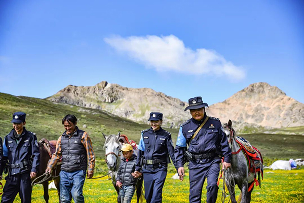 甘孜州白玉县：万头牦牛迁徙 甘孜民警“保驾护航”_fororder_民警与牧民共同努力完成牦牛迁徙-供图-甘孜公安