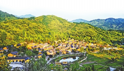 【旅游资讯-图片】【图说4】（页面标题：大别山风景这边独好）大别山风景这边独好 国庆长假新县光山客流量井喷式增长