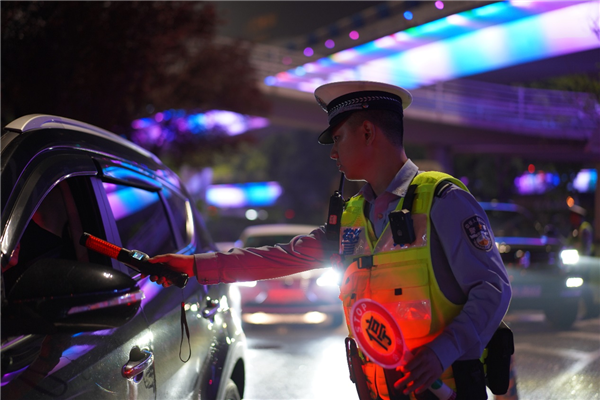 警徽闪耀护平安 重庆市九龙坡区警方晒出上半年“成绩单”_fororder_图片1