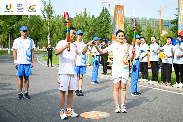成都第31届世界大学生夏季运动会 火炬传递成都站第四日活动举行_fororder_第1棒任茜_中国跳水运动员-中国首位“00后”奥运冠军-传递火炬-供图-成都大运会执委会