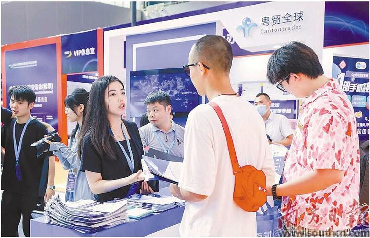 广东跨境电商进出口总值占全国总量超四成_fororder_全国1000多家跨境电商企业以及超50个优势产业带齐聚，超100万件特色新品亮相交易会。受访者供图