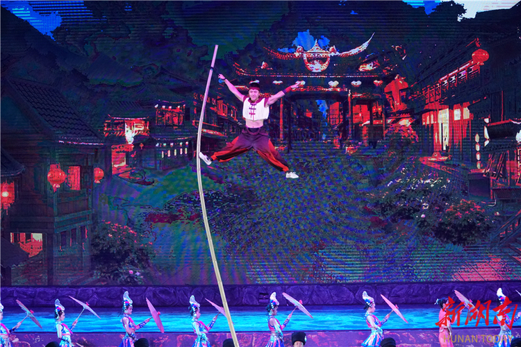 《凤凰样子》燃情上演 全景展示神秘湘西