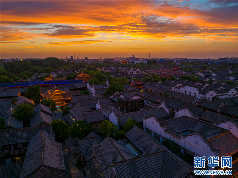 山东台儿庄古城：盛夏傍晚，火烧云“点燃”水乡