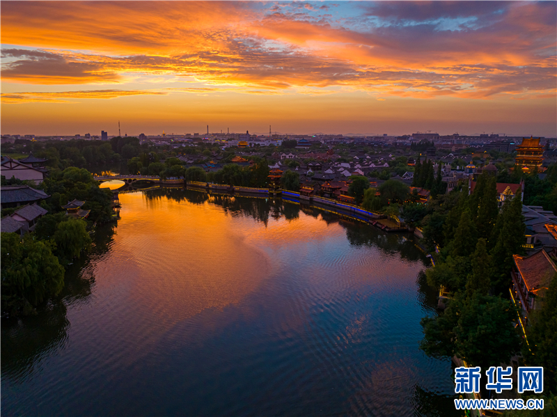 山东台儿庄古城：盛夏傍晚，火烧云“点燃”水乡