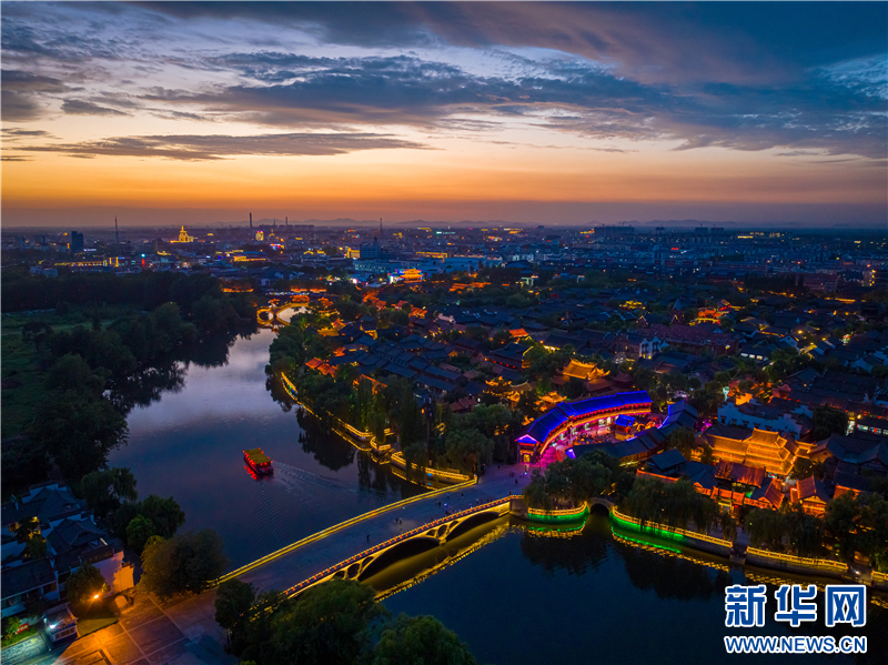 山东台儿庄古城：盛夏傍晚，火烧云“点燃”水乡