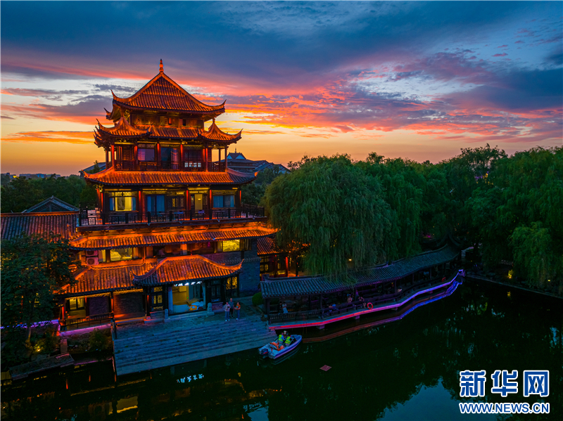山东台儿庄古城：盛夏傍晚，火烧云“点燃”水乡