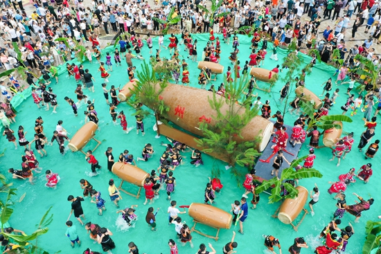 （供稿）贵州剑河：齐跳苗族水鼓舞 水龙狂欢爽夏日 各族群众共庆“六月六”_fororder_人们在贵州剑河仰阿莎文化节上参加苗族水鼓舞活动。（晏学源摄）