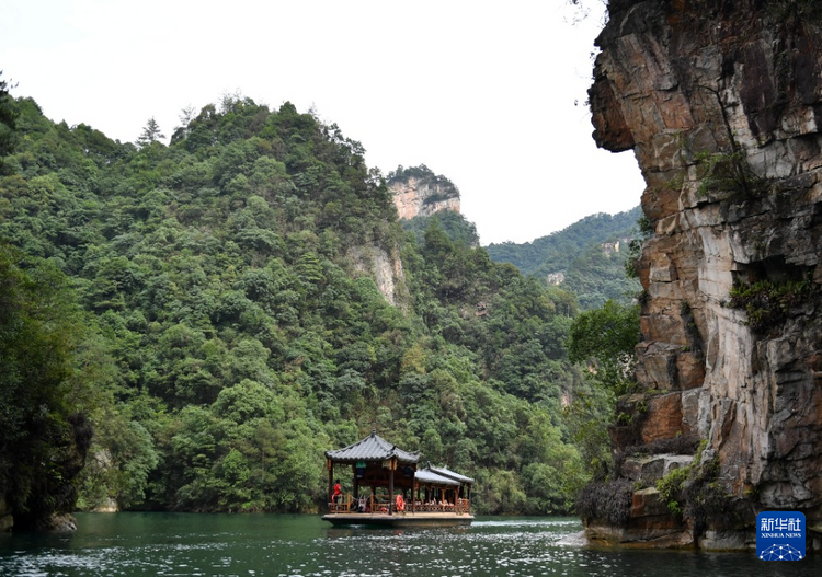 湖南张家界：旅游业持续“升温” 景区迎客流高峰_fororder_8