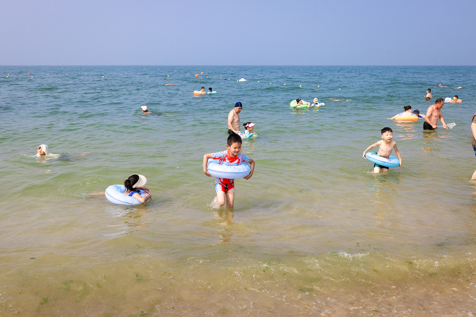 烟台海边感受夏日静谧的清凉