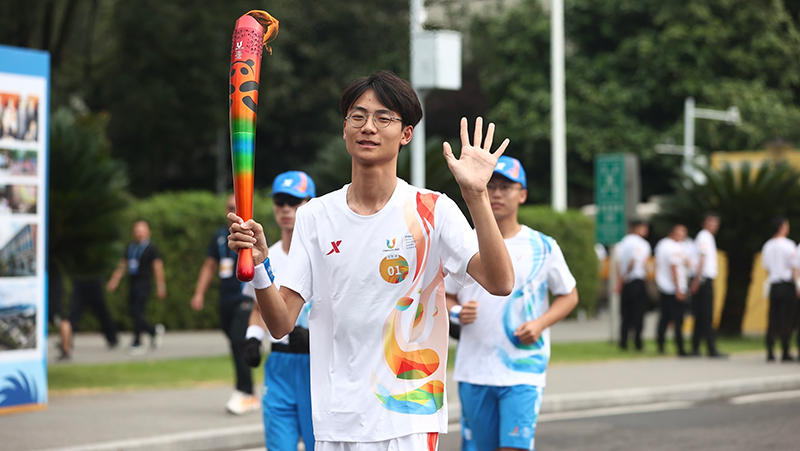 成都第31届世界大学生夏季运动会火炬传递圆满成功_fororder_第1棒汤荣杰：西南交通大学优秀学生代表-全国大学生数学建模竞赛二等奖获得者