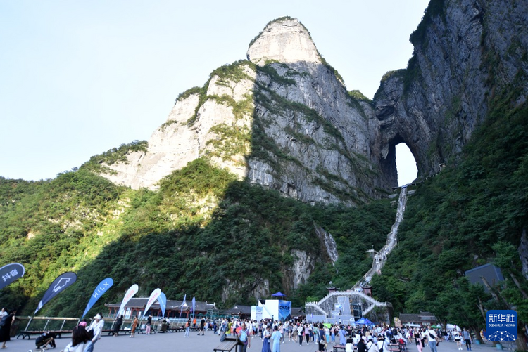 湖南张家界：旅游业持续“升温” 景区迎客流高峰_fororder_3