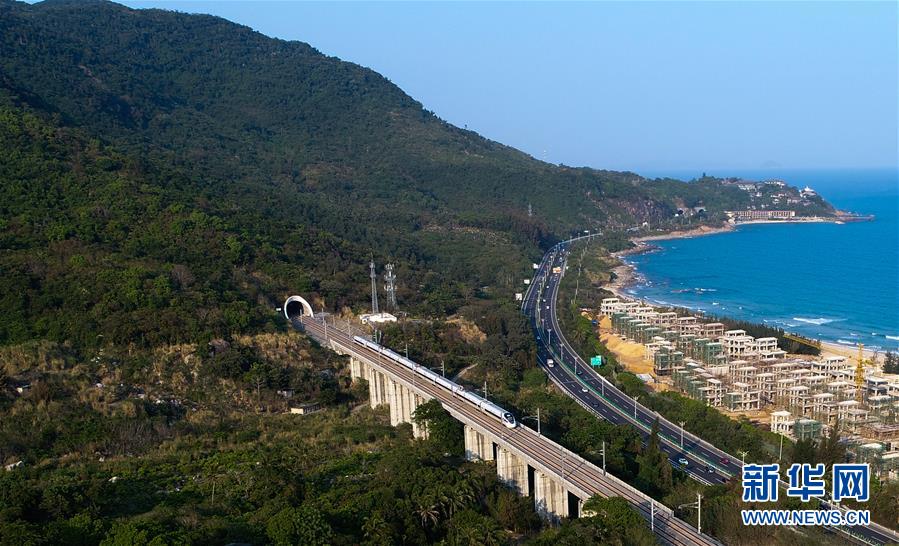世界首条环岛高铁“腾飞”海南