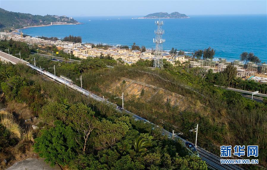 世界首条环岛高铁“腾飞”海南