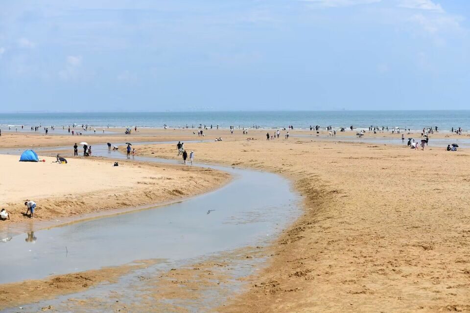 日照：初秋海滨游人如织