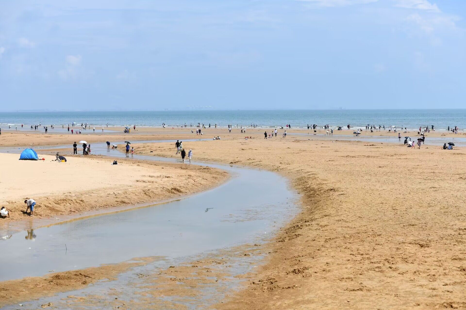 日照：初秋海滨游人如织