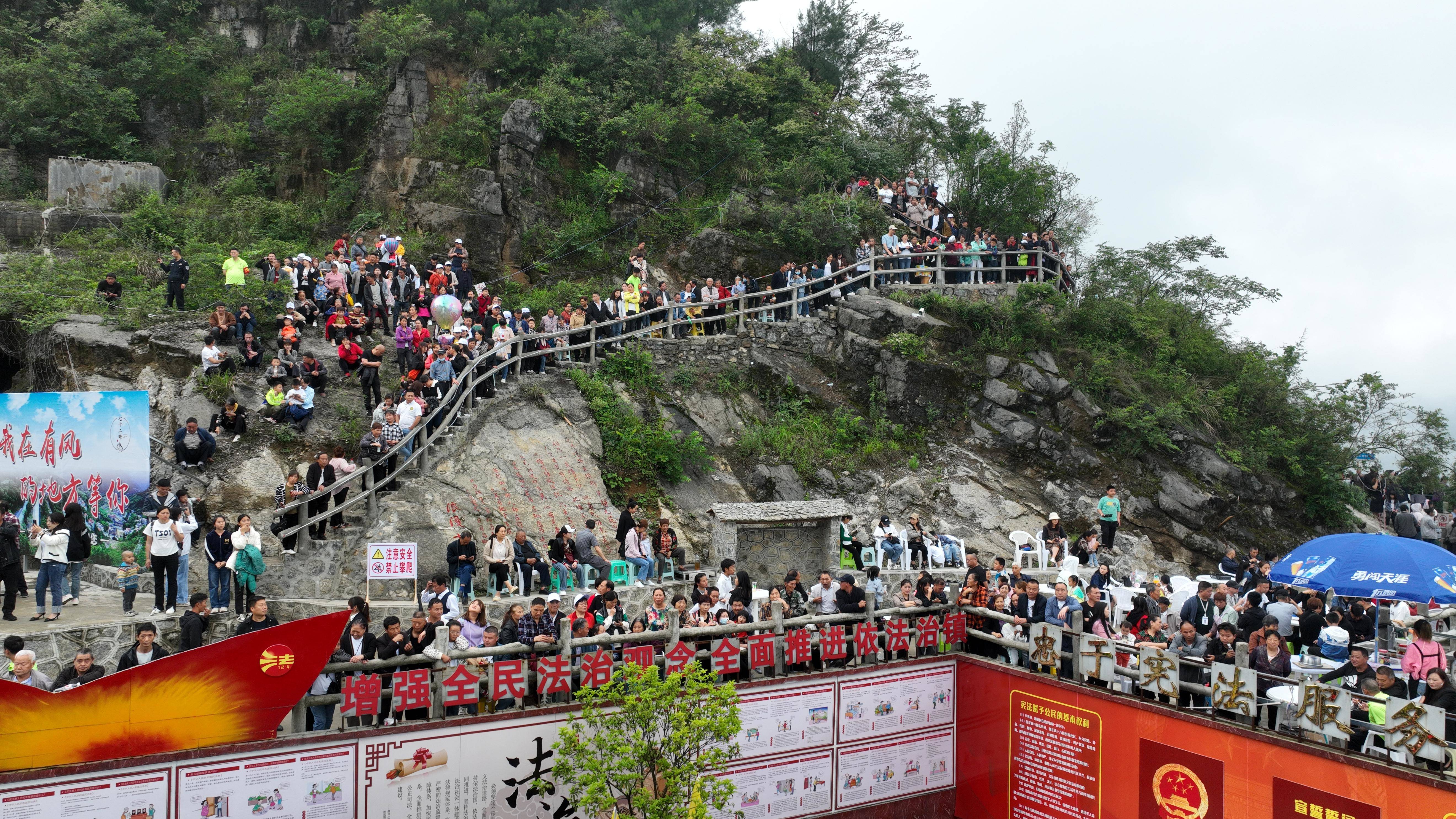 探寻桐梓“村晚”的“流量密码”——黔北乡村“凉资源”中的“热场面”背后