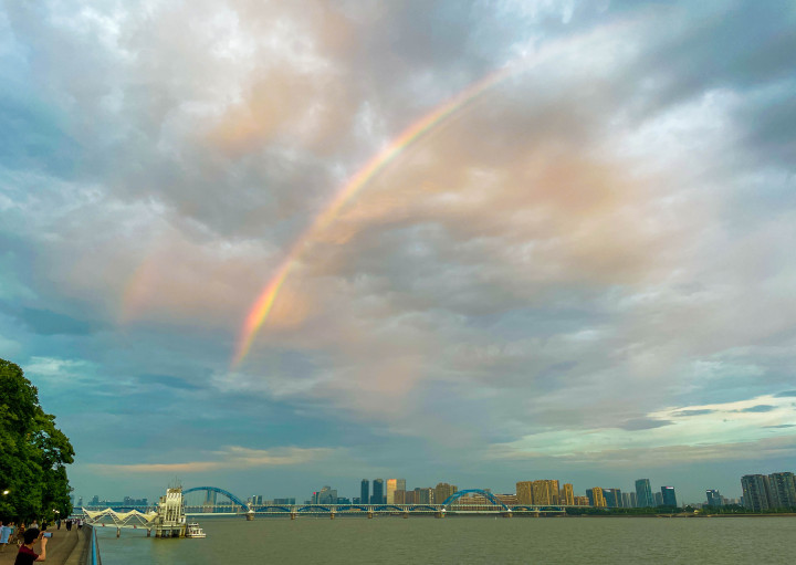 杭州风雨间歇见彩虹_fororder_1690634366318_64c5087ec8cfa9000144f728