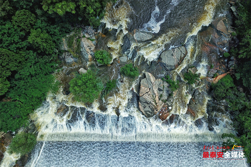 雨后泰山：群瀑争流 漫山清秀俊逸