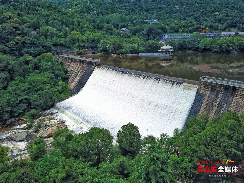 雨后泰山：群瀑争流 漫山清秀俊逸