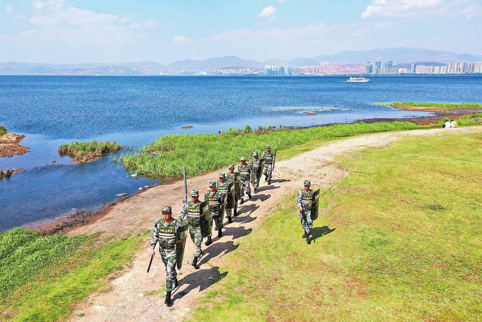 云南大理：发挥民兵优势 守护美丽洱海_fororder_2147