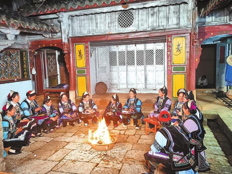红河弥勒：“板凳会”上办实事_fororder_a4e3