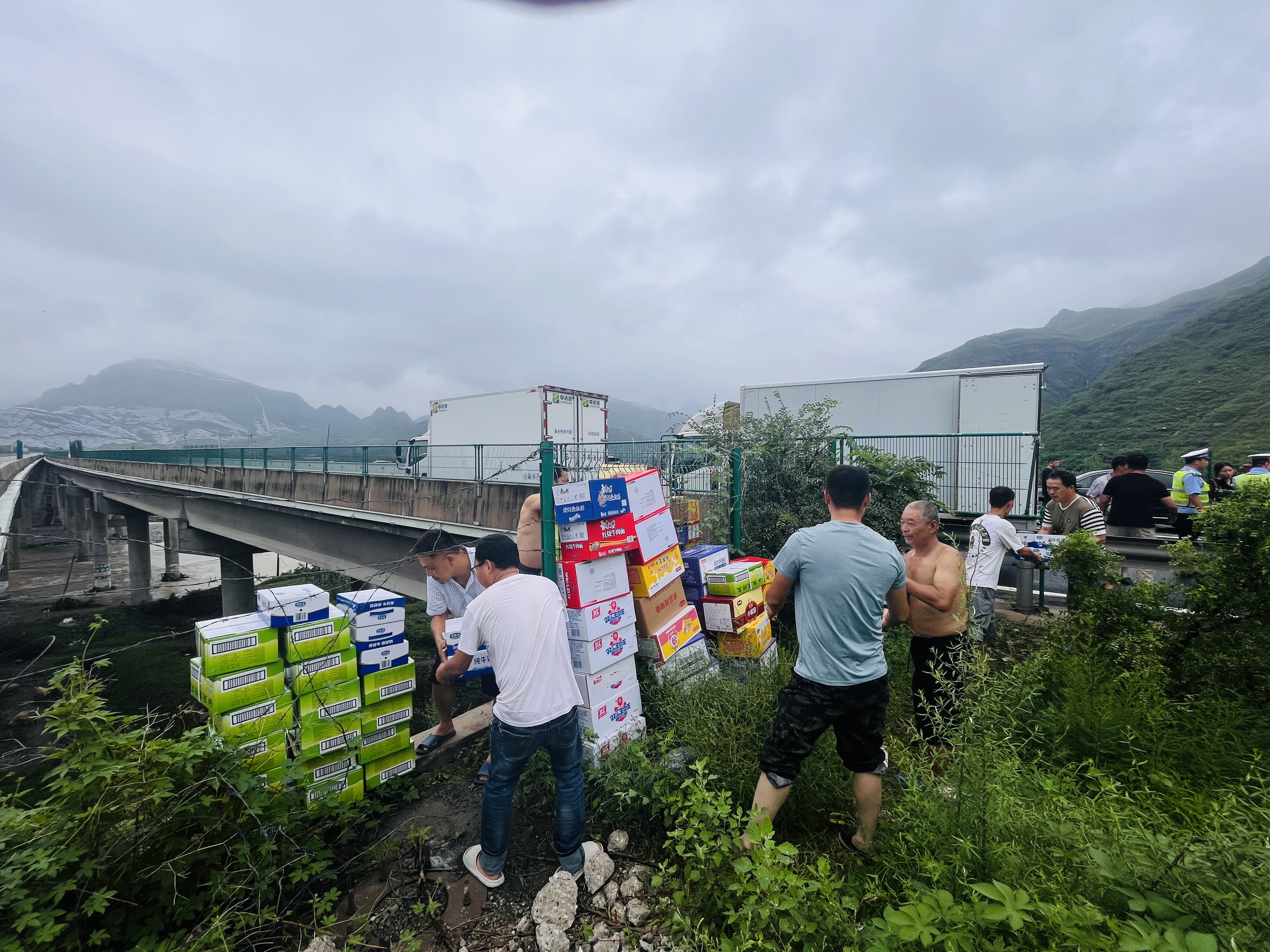 2_fororder_图为在涞水县娄村镇南安庄村，群众正在搬运救灾物资。（李金璐 摄）.JPG