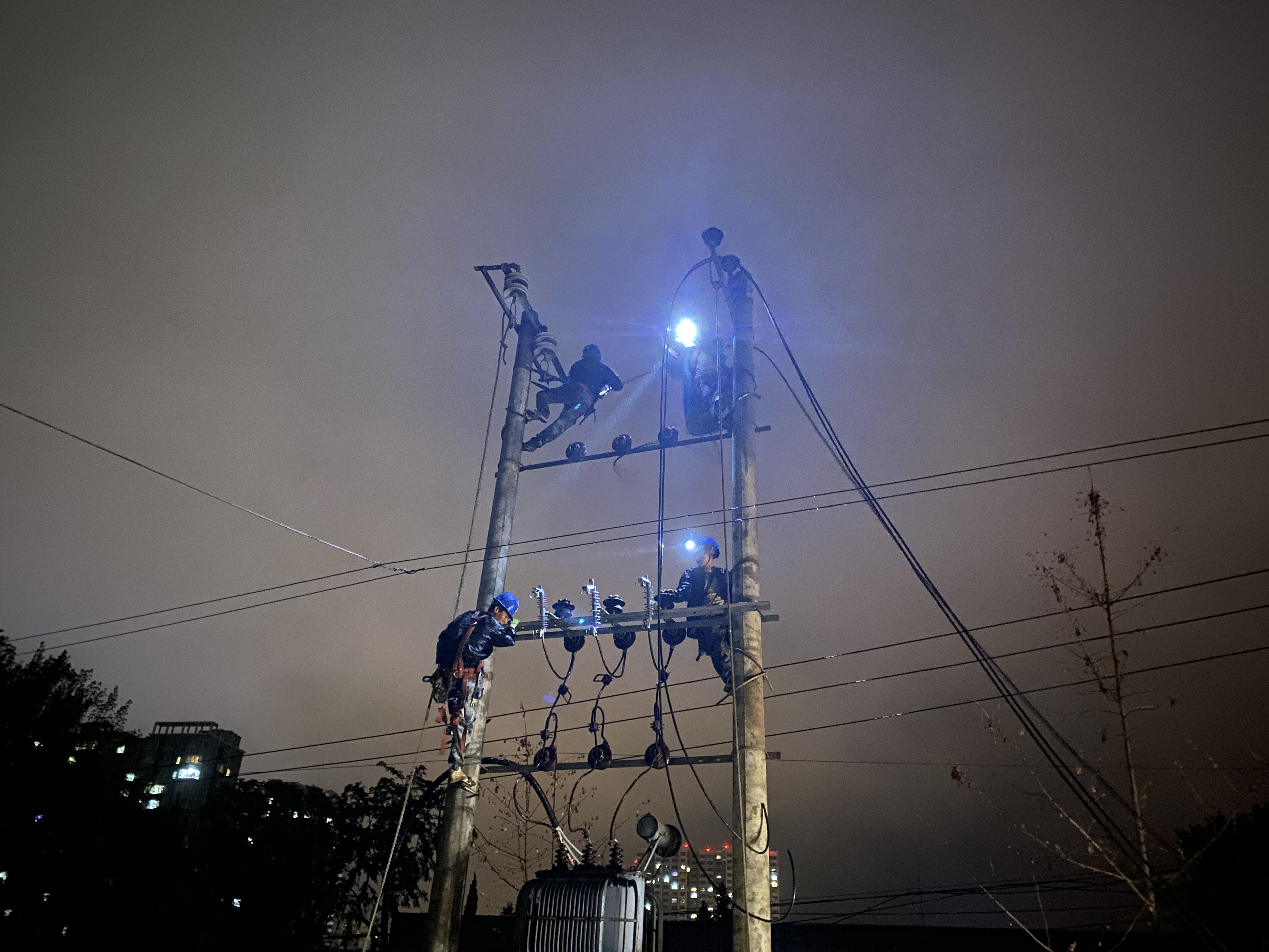 2_fororder_图为涞水县供电公司施工人员正在进行电力抢修作业。（李金璐 摄）
