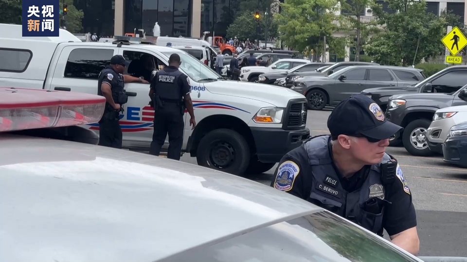 记者直击丨特朗普出庭应诉 支持者与反对者庭外聚集 警方严阵以待