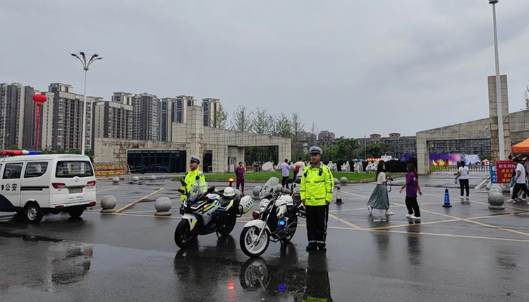 广汉公安站好“护学岗” 撑起“平安伞”_fororder_交警开展“护学岗”工作