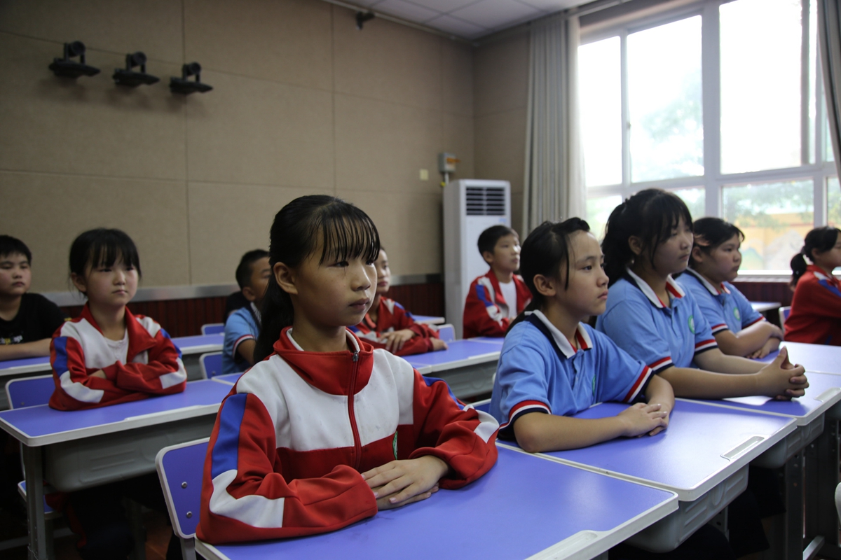 图片默认标题_fororder_刘家台乡学校学生认真聆听法治讲座 摄影 袁野.JPG