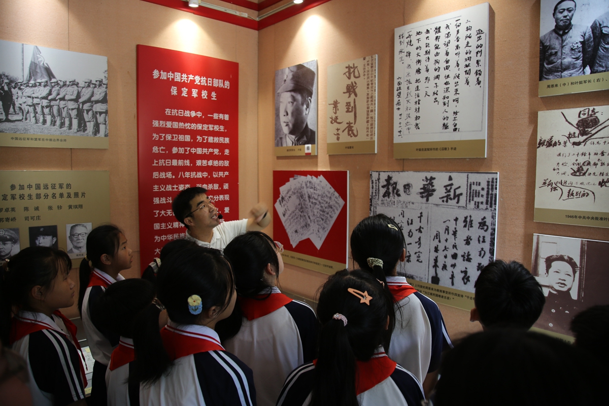 图片默认标题_fororder_保定军校纪念馆讲解员现场讲解 摄影 袁野.JPG